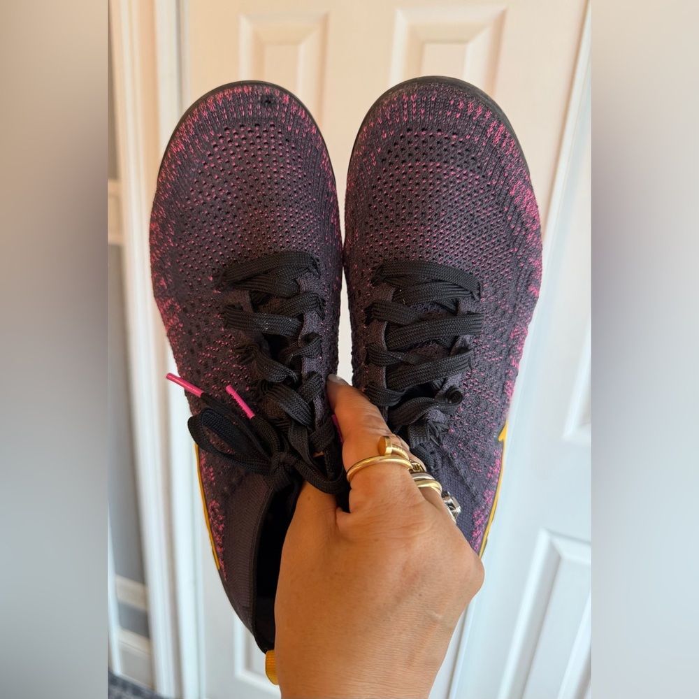 Nike Flyknit Air Vapormax Women's
Size: 8.5 - Picture 5 of 10